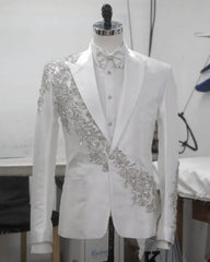 Voguable Luxury Men's Suits Tailored Beaded Appliques Crystals 2 Pieces Blazer with White Pants Peaked Lapel Formal Wedding Tuxedo voguable