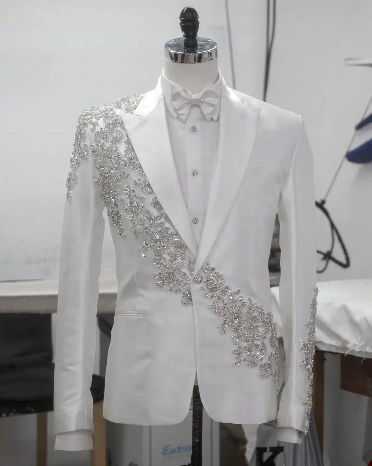 Voguable  Luxury Men's Suits Tailored Beaded Appliques Crystals 2 Pieces Blazer with White Pants Peaked Lapel Formal Wedding Tuxedo voguable