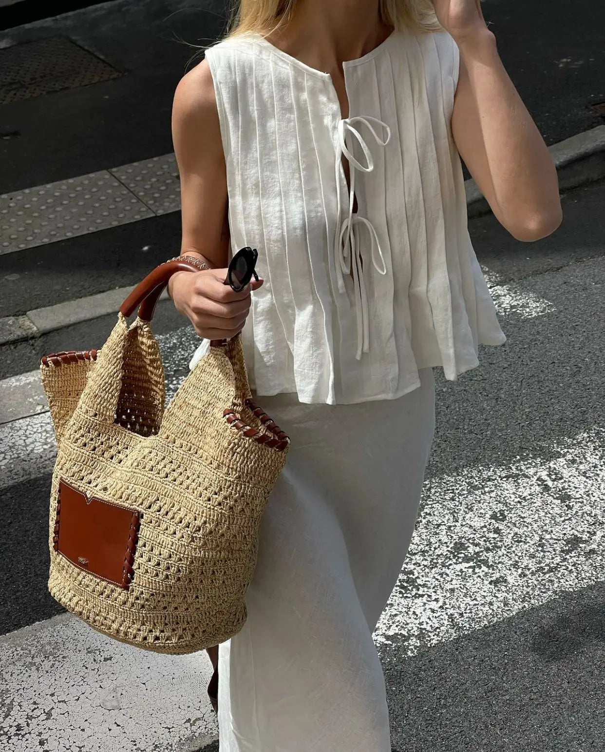 Fashion Bow Lace Up Shirts Women Cotton Linen Hollow Out Sleeveless Pleated Blouses Woman Summer New Casual Lady White Tops Pbong
