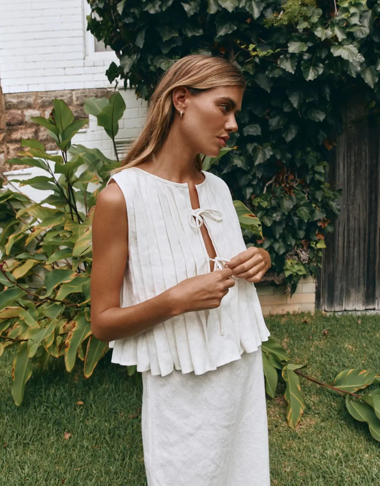 Fashion Bow Lace Up Shirts Women Cotton Linen Hollow Out Sleeveless Pleated Blouses Woman Summer New Casual Lady White Tops Pbong