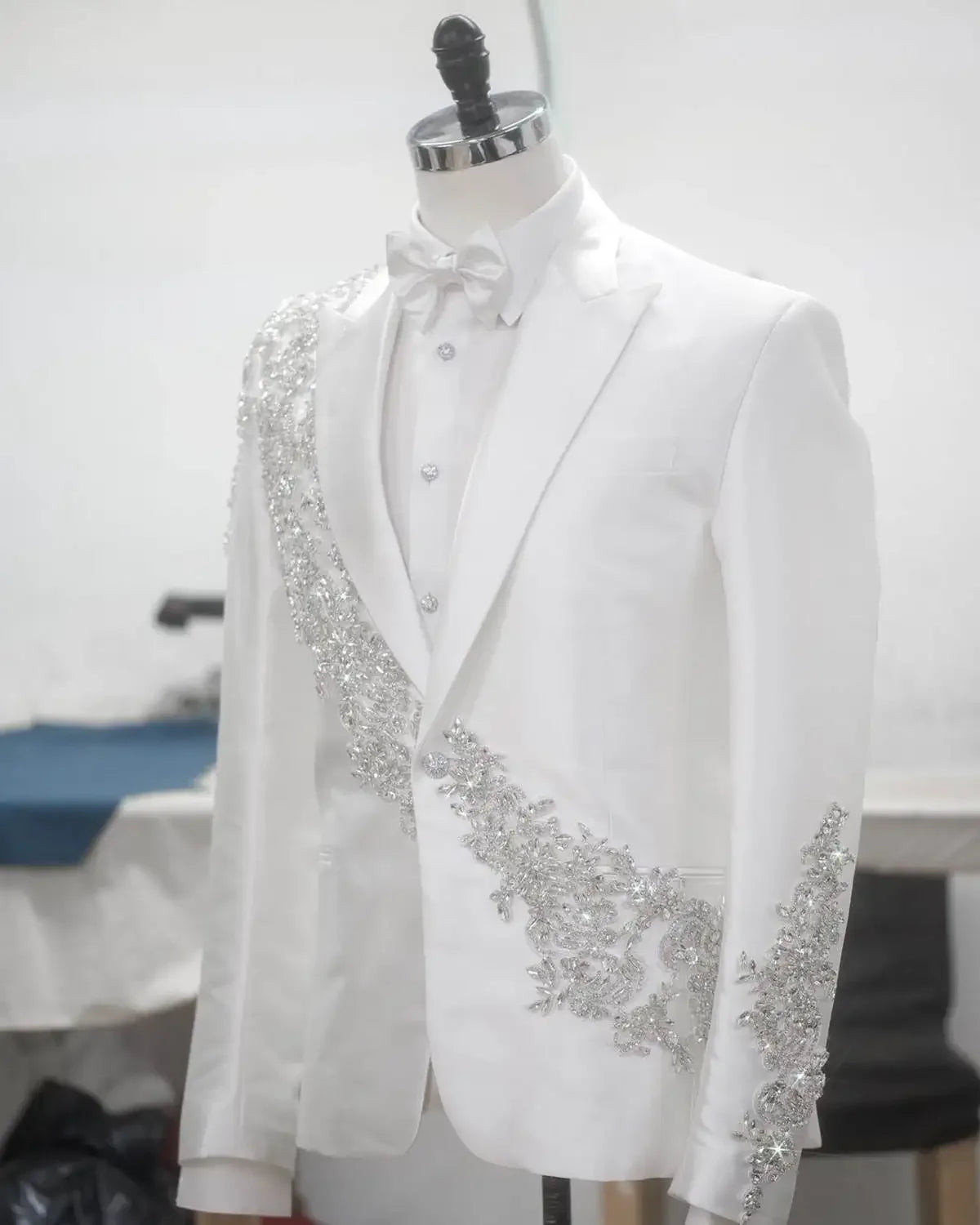 Voguable  Luxury Men's Suits Tailored Beaded Appliques Crystals 2 Pieces Blazer with White Pants Peaked Lapel Formal Wedding Tuxedo voguable